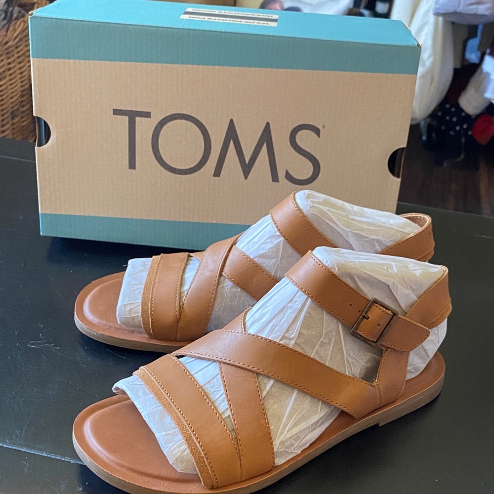 TOMS NWT Brown Leather Women’s Size 8.5 Sandals